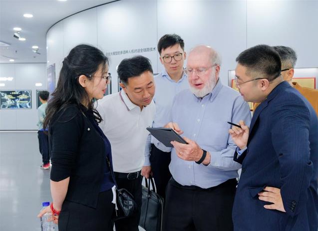 “硅谷精神之父”凱文凱利到訪思必馳，智慧辦公產(chǎn)品成AI應(yīng)用新亮點(diǎn)